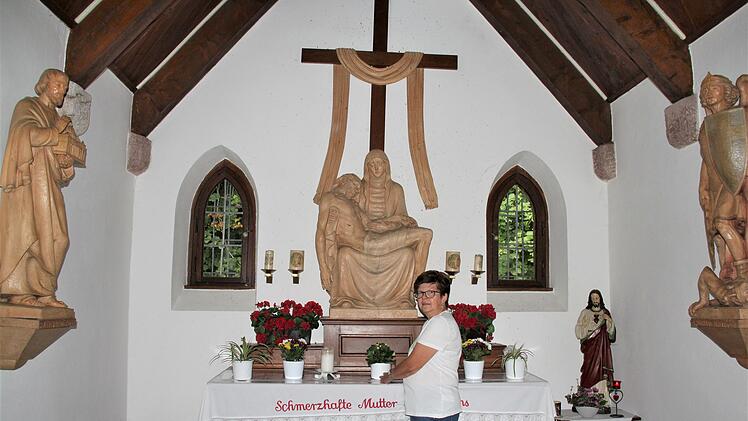 Eva Kleinhenz sorgt für Blumenschmuck, Reinigung und Dekoration. Die Kapelle ist sonntags von 9 bis 18 Uhr geöffnet.