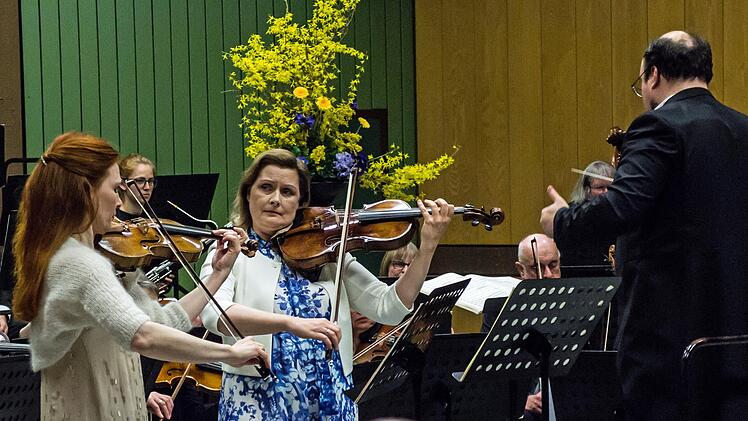 Impressionen vom Sinfoniekonzert mit dem Orchester der Gesellschaft der Musikfreunde Neustadt in der Mehrzweckhalle Heubischer Straße. Als Solistinnen-Duo beeindruckten Gertrud Schilde (Violine) und Monika Henschel (Viola).Foto: Jochen Berger