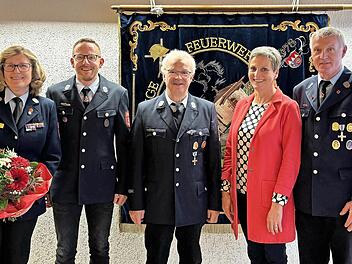 In der Jahreshauptversammlung der Freiwilligen Feuerwehr Wollbach wurde Birgit Below (von links) zum Ehrenmitglied ernannt. Außerdem wurden geehrt: Konrad Schneider, Benno Keßler, Heike Trost und Karl-Heinz „Charly“ Herbert. Es fehlt Elke Kirchner.
