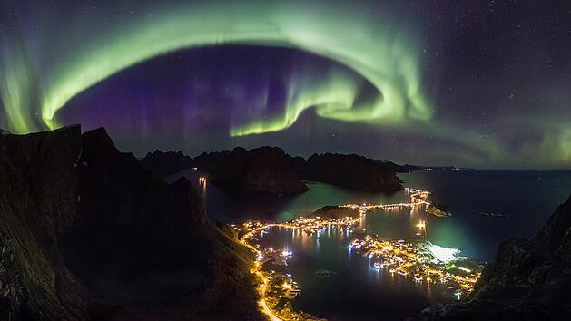 Northern lights from Reinebringen Lofoten  Keywords Typically Norwegian, buildings, Nord Norge, North Norway, Byer, Meetings, Attractions, Attraksjoner, Nature, Profileringsbilder, Vinter, Natur, Buildings/Sights, Nordlys, Northern light, Sights, Kyst, nordland, Bygning, Profile images, Typisk norsk, Coasts, Moskenes, Severdighet, Fjell, mountains, Natural, Winter, Cities, North Norway, Nordland, Moskenes