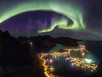 Northern lights from Reinebringen Lofoten  Keywords Typically Norwegian, buildings, Nord Norge, North Norway, Byer, Meetings, Attractions, Attraksjoner, Nature, Profileringsbilder, Vinter, Natur, Buildings/Sights, Nordlys, Northern light, Sights, Kyst, nordland, Bygning, Profile images, Typisk norsk, Coasts, Moskenes, Severdighet, Fjell, mountains, Natural, Winter, Cities, North Norway, Nordland, Moskenes