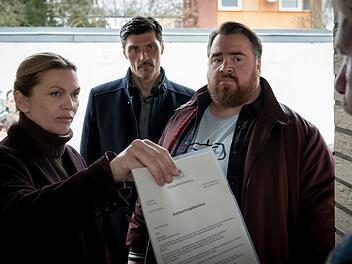 Helen Dorn (Anna Loos), ihr Vorgesetzter Dr. Nedjo Kristic (Stipe Erceg, zweiter von links) und Weyer (Tristan Seith) ermitteln mit vereinten Kr&auml;ften, um Helens Halbschwester in ihrer bedrohlichen Lage zu helfen.