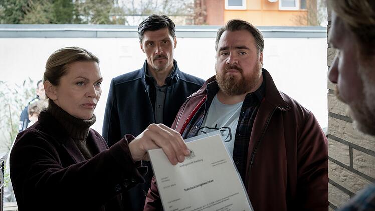 Helen Dorn (Anna Loos), ihr Vorgesetzter Dr. Nedjo Kristic (Stipe Erceg, zweiter von links) und Weyer (Tristan Seith) ermitteln mit vereinten Kr&auml;ften, um Helens Halbschwester in ihrer bedrohlichen Lage zu helfen.