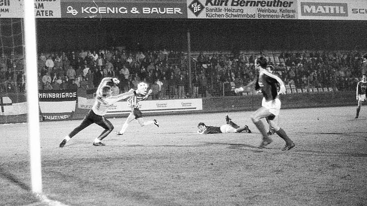 2600 Fans sehen den 3:2-Erfolg des SV Heidingsfeld (dunkle Hosen) &uuml;ber den FC Schweinfurt 05.