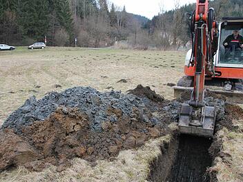 Baggerfahrer Manfred Fischer beim Ausheben des ersten Probelochs für die Baugrunduntersuchung. Die Wiese, auf der er baggert, gehört ihm selbst. Fotos: Friedwald Schedel