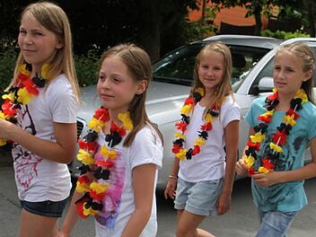 Beim fantastischen Burghaiger Wiesenfest war alles erlaubt: Die vier Viertklässlerinnen hatten sich - passend zur Fußball-WM - Blumenketten in schwarz-rot-gold umgehängt. Fotos: Sonja Adam