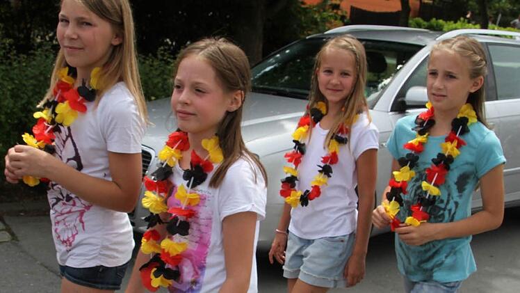 Beim fantastischen Burghaiger Wiesenfest war alles erlaubt: Die vier Viertklässlerinnen hatten sich - passend zur Fußball-WM - Blumenketten in schwarz-rot-gold umgehängt. Fotos: Sonja Adam
