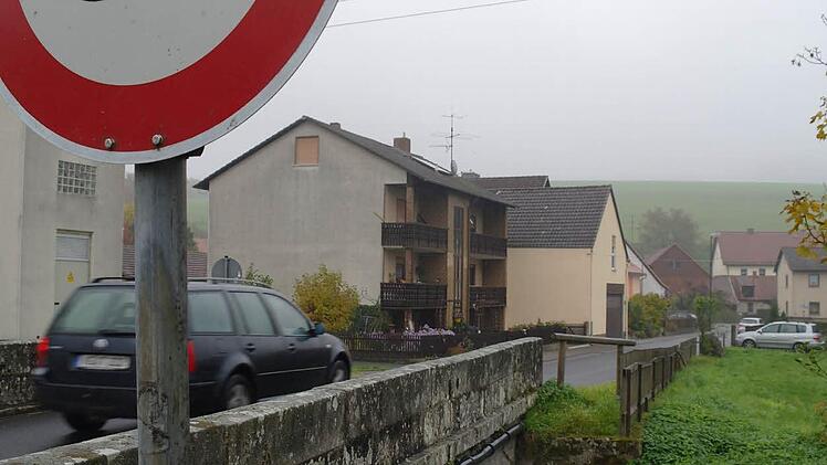 Pkw-Fahrer müssen sich über die Brücke in der Auersbergstraße keine Gedanken machen, der Gemeinderat aber wohl. Foto: Stephanie Elm