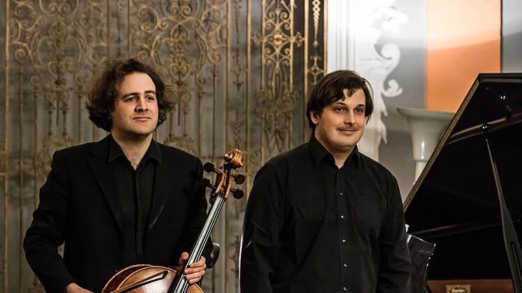 Julian Arp (Cello) und Caspar Frantz (Klavier) beeindruckten in Coburg mit ihrem ausdrucksvollen Spiel. Foto: Jochen Berger