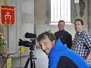 Museumsleiter Bj&ouml;rn Hein (hinten rechts) f&uuml;hrt Maximilian Semsch (vorne) und Thomas Eckert durch die Stadtpfarrkirche.  Foto: Kilian Trabert