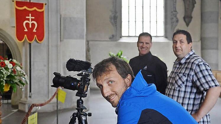 Museumsleiter Björn Hein (hinten rechts) führt Maximilian Semsch (vorne) und Thomas Eckert durch die Stadtpfarrkirche.  Foto: Kilian Trabert