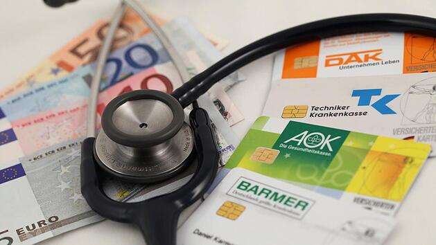 Wer die Krankenkasse wechselt, kann Geld sparen. 95 Prozent der Leistungen sind gesetzlich festgelegt. Foto: Daniel Karmann/dpa/Archiv