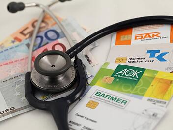 Wer die Krankenkasse wechselt, kann Geld sparen. 95 Prozent der Leistungen sind gesetzlich festgelegt. Foto: Daniel Karmann/dpa/Archiv
