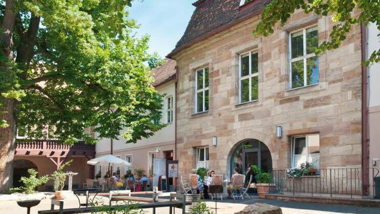 Im Innenhof des Egloffsteinschen Palais ist der Sanierungsbedarf nicht sofort ersichtlich. Foto: VHS Erlangen/G. Wolf