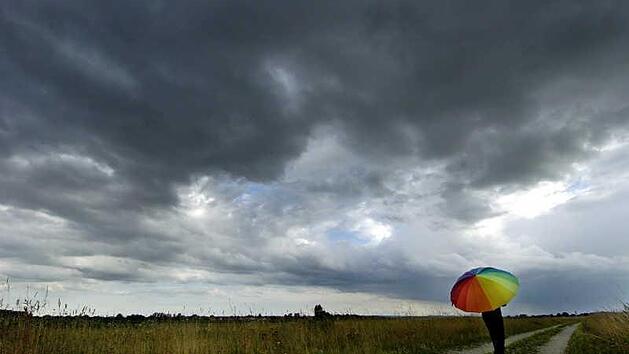 Am Wochenende wird es immer wieder zu teils starken Regenschauern kommen. Dazu weht ein st&uuml;rmischer Wind. Foto: Armin Weigel/dpa