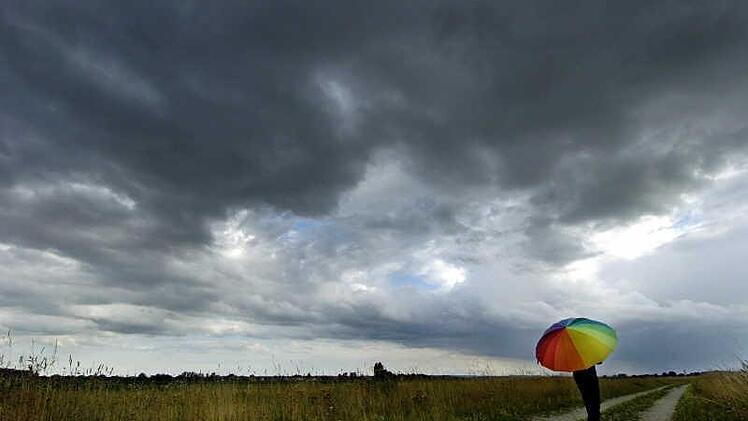 Am Wochenende wird es immer wieder zu teils starken Regenschauern kommen. Dazu weht ein stürmischer Wind. Foto: Armin Weigel/dpa