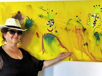 Ausstellungsleiterin Gabriele Schöpplein mit einem ihrer Bilder Foto: Günther Geiling