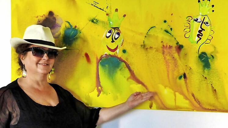 Ausstellungsleiterin Gabriele Schöpplein mit einem ihrer Bilder Foto: Günther Geiling