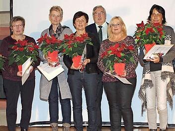 HPZ-Gesamtleiterin Maria Wiehle (rechts) und Di&ouml;zesan-Caritasdirektor Gerhard &Ouml;hlein bedankten sich bei verdienten Mitarbeitern. Unser Bild zeigt Geehrte f&uuml;r 25- oder 40-j&auml;hrige Dienstzeit. Foto: Alfred Thieret