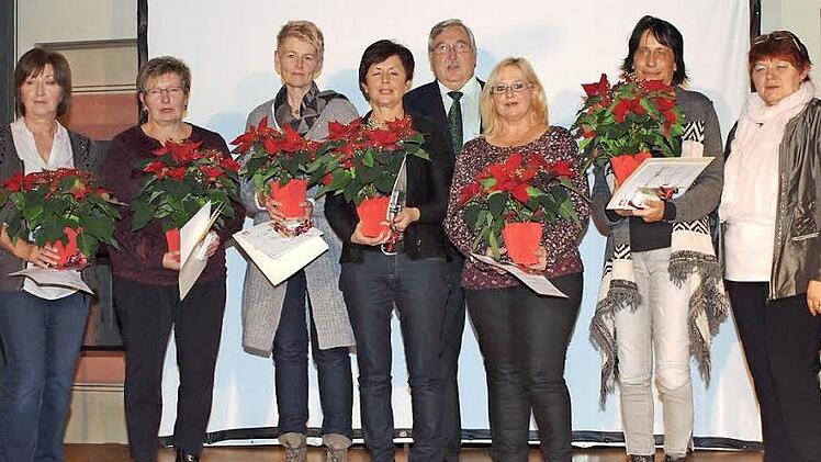 HPZ-Gesamtleiterin Maria Wiehle (rechts) und Di&ouml;zesan-Caritasdirektor Gerhard &Ouml;hlein bedankten sich bei verdienten Mitarbeitern. Unser Bild zeigt Geehrte f&uuml;r 25- oder 40-j&auml;hrige Dienstzeit. Foto: Alfred Thieret