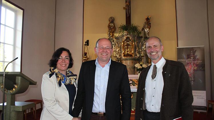 Pfarrer Armin Haas bedankt sich bei den Karola Helfrich und Stefan Helfrich für die Idee und Organisation. Foto: Birgit Will