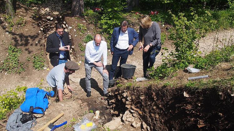 Landrat Christian Meißner (Mitte) sah sich vor Ort bei den Grabungsarbeiten um. Foto: Helmut Kurz