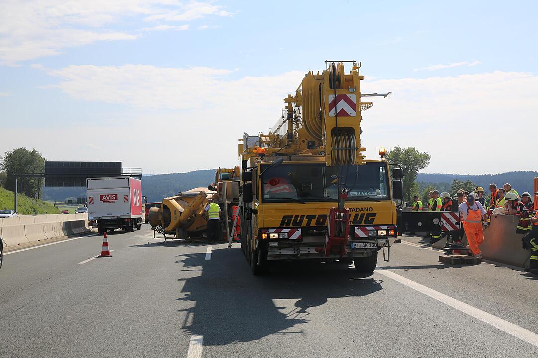 A9 bei Bindlach: Betonmischer stürzt nach Reifenplatzer um