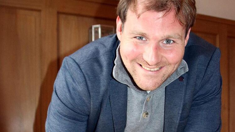 Als Erster setzte Bürgermeister Martin Mittag seine Unterschrift unter die Urkunde zur Gründung der Seßlacher "Mini-Löschmeister". Foto: Bettina Knauth