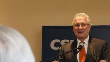 Joachim Herrmann begr&uuml;&szlig;t den Ehrengast des CSU-Neujahresempfangs in Erlangen, Volker Buffier.