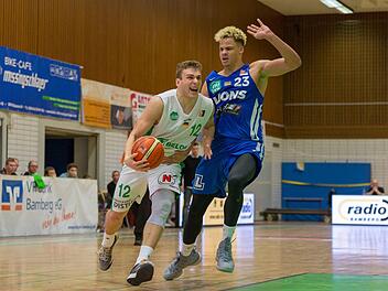 Nicolas Wolf (l.), der mit viel Energie spielte, zieht gegen den Karlsruher Maurice Pluskota erfolgreich zum Korb. Foto: Kilian Schmitt