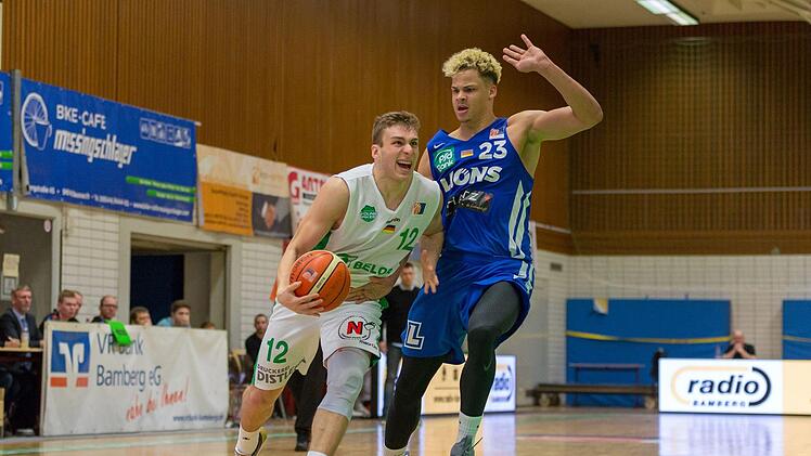 Nicolas Wolf (l.), der mit viel Energie spielte, zieht gegen den Karlsruher Maurice Pluskota erfolgreich zum Korb. Foto: Kilian Schmitt