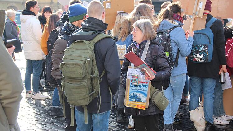 Vertreter der MLPD sprachen während der Demo Schüler an, um sie für ihre Partei zu gewinnenOliver Schmidt