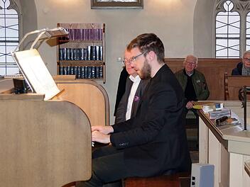 Beim Auftakt des 10. Internationalen Orgelzyklus begeisterte Jacek Pupka aus Polen mit einem gewaltigen Klangerlebnis. Foto: Heike Schülein
