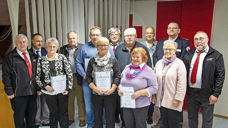 Die Jahreshauptversammlung der BRK-Bereitschaft Michelau bot die Gelegenheit, verdiente Mitglieder zu ehren.  Foto: Klaus Gagel