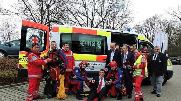 Von links: Norbert Rei&szlig;, Oliver Krau&szlig;, Hannes Thoma, Timo Krau&szlig;, Stefan M&uuml;ller in Behandlung von Alexander Rei&szlig;, dahinter Gerald Brehm und Alexander Tritthart, Felix Wei&szlig;, Frank Herberger, Daniel Blank im Fahrzeug und Hans-J&uuml;rgen Seeg     Foto: Britta Schnake