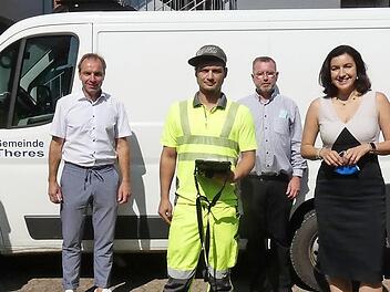 Die aus Ebelsbach stammende Staatsministerin Dorothee Bär informierte sich bei der Verwaltungsgemeinschaft Theres über den Einsatz einer Software für den Bauhof. Im Bild von links: stellvertretender Bauhofleiter Manfred Eckart, Bauhofleiter Thomas Lang, Bürgermeister Matthias Schneider, Bauhofmitarbeiter David Wondra, EDV-Beauftragter Ludwig Hahn, Digitalministerin Dorothee Bär, Landtagsabgeordneter Steffen Vogel, AKDB-Vorstandsmitglied Gudrun Aschenbrenner und AKDB-Mitarbeiter Christian Geb ...