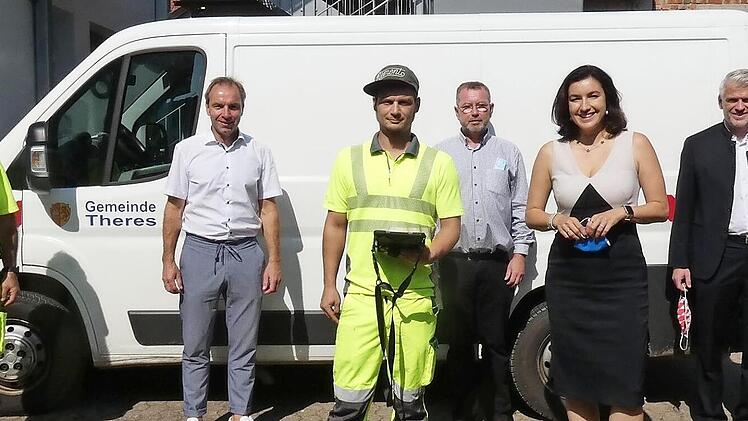 Die aus Ebelsbach stammende Staatsministerin Dorothee Bär informierte sich bei der Verwaltungsgemeinschaft Theres über den Einsatz einer Software für den Bauhof. Im Bild von links: stellvertretender Bauhofleiter Manfred Eckart, Bauhofleiter Thomas Lang, Bürgermeister Matthias Schneider, Bauhofmitarbeiter David Wondra, EDV-Beauftragter Ludwig Hahn, Digitalministerin Dorothee Bär, Landtagsabgeordneter Steffen Vogel, AKDB-Vorstandsmitglied Gudrun Aschenbrenner und AKDB-Mitarbeiter Christian Geb ...