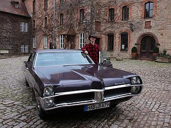 Bis heute hat der Pontiac-Bonneville seine Original-Lackierung, hier steht er im Innenhof von Schloss Saaleck. Fotos: Ralf Ruppert