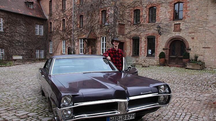 Bis heute hat der Pontiac-Bonneville seine Original-Lackierung, hier steht er im Innenhof von Schloss Saaleck. Fotos: Ralf Ruppert