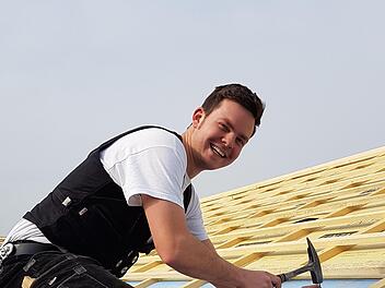 Zimmerleute sind gefragt:    Pierre Mühlfeld  deckt für die Schmeilsdorfer Firma Stenglein ein Dach. Problem: Der Baustoff Holz ist knapp.