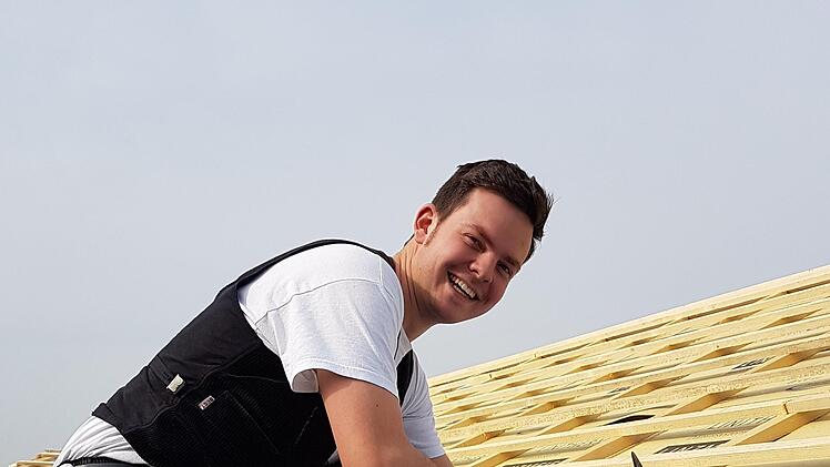 Zimmerleute sind gefragt:    Pierre Mühlfeld  deckt für die Schmeilsdorfer Firma Stenglein ein Dach. Problem: Der Baustoff Holz ist knapp.