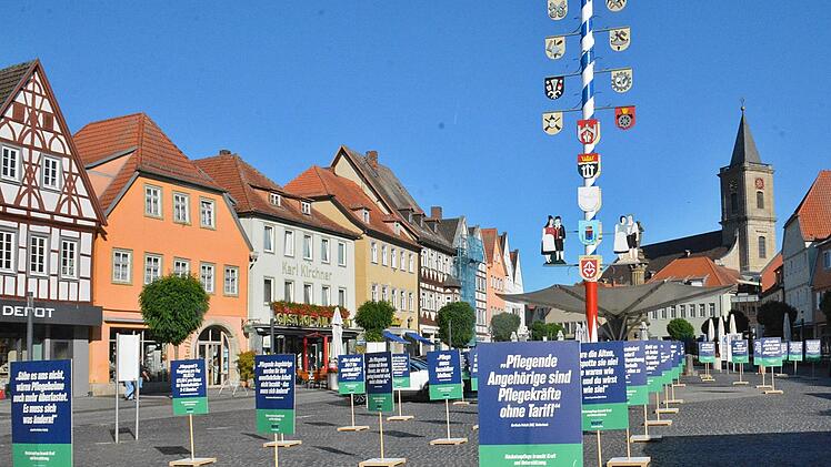 Eine stille Demo mit 40 textlich gestalteten Tafeln am Marktplatz in Bad Neustadt. Sie appellieren an die Verantwortlichen, die häusliche Pflege und die Pflegekräfte nicht zu vergessen. Foto: Hanns Friedrich