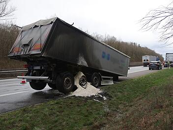 Brand von Sattelauflieger auf A6 im Kreis Ansbach