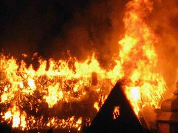Lichterloh brennt ein Fachwerkbau. Unser Bild zeigt den Schlossbrand in Ebelsbach 2008. Im Mittelalter hatten die Menschen hohen Respekt vor derlei Naturgewalten. Und früh versuchte man, eines solchen Unglücks Herr zu werden mittels einer Feuerverordnung. Oder auch mittels einer Brandversicherung. In beiden Fällen war die Kirche, hier das Hochstift Bamberg, dafür die treibende Kraft. Foto: FT-Archiv/ks
