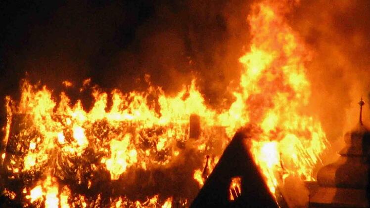 Lichterloh brennt ein Fachwerkbau. Unser Bild zeigt den Schlossbrand in Ebelsbach 2008. Im Mittelalter hatten die Menschen hohen Respekt vor derlei Naturgewalten. Und früh versuchte man, eines solchen Unglücks Herr zu werden mittels einer Feuerverordnung. Oder auch mittels einer Brandversicherung. In beiden Fällen war die Kirche, hier das Hochstift Bamberg, dafür die treibende Kraft. Foto: FT-Archiv/ks
