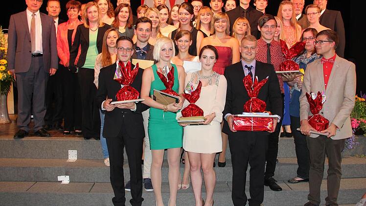 Alle ausgezeichneten Schüler mit den Vertreter der Sponsoren.