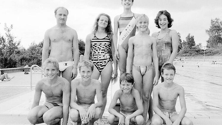 Die Schwimmer des TSV Bad Kissingen bei den Unterfr&auml;nkischen Meisterschaften (hinten, von links): Trainer Peter Kurzai, Isabell Bruna, Nina Holzhauer, Philipp Kalk, Sandra Gr&auml;f sowie (vorne, von links) Georg Richter, Ernst Bedacht, Christian Fix und Clemens Bruna.