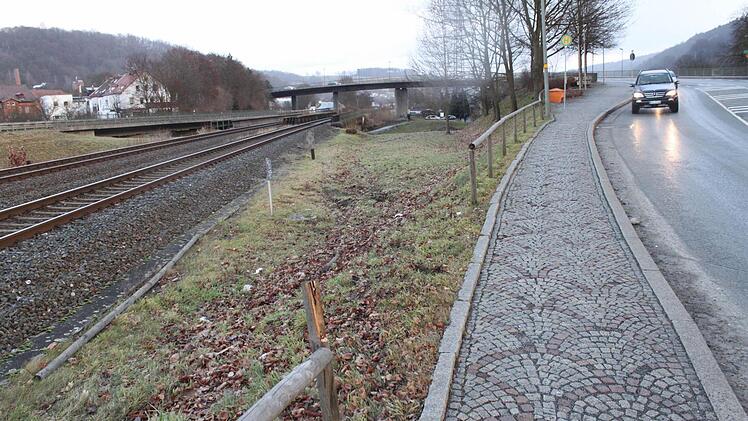 Hier war der Polo durch das Geländer gebrochen. Er fuhr parallel zu den Gleisen, ehe er dann die Böschung zur Flutmulde hinab polterte.