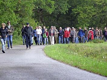 Rund 60 Mitwanderer beteiligten sich am interessanten Grenzgang in Engenthal, dem kleinsten Ortsteil des Marktes Elfershausen.  Foto: Winfried Ehling
