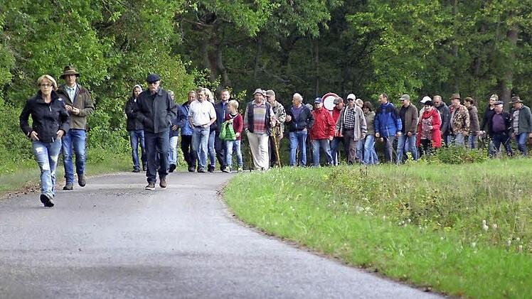 Rund 60 Mitwanderer beteiligten sich am interessanten Grenzgang in Engenthal, dem kleinsten Ortsteil des Marktes Elfershausen.  Foto: Winfried Ehling
